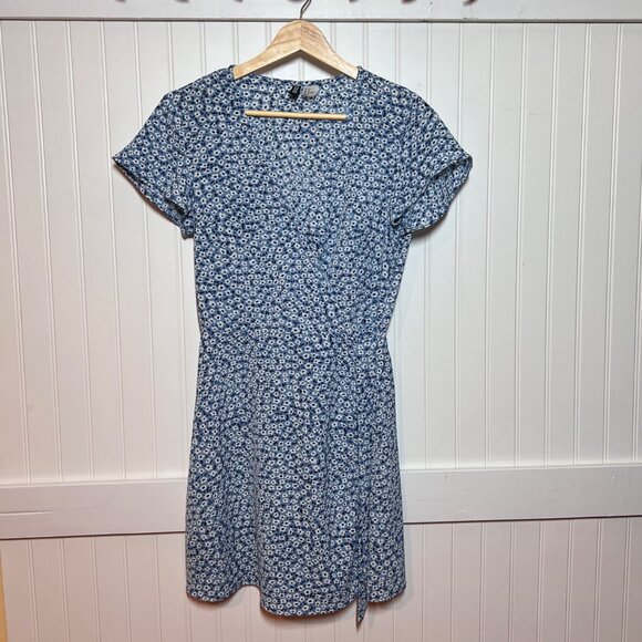 H&M Blue Floral Short Sleeve Wrap Dress Womens Size 8 Lightweight - Picture 1 of 5
